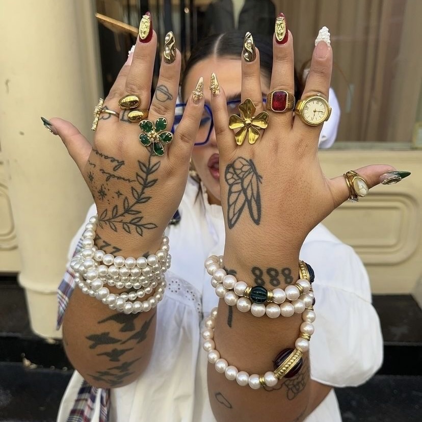 Mains remplis de bijoux tendances