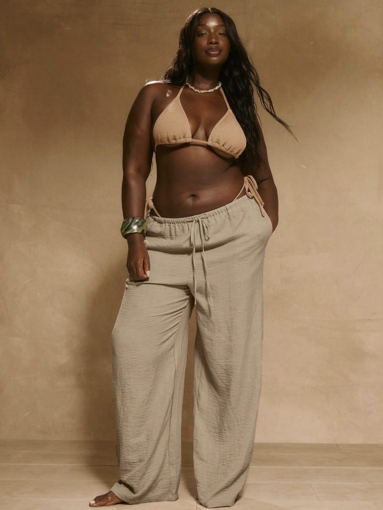 Femme curvy avec pantalon en lin large bruns