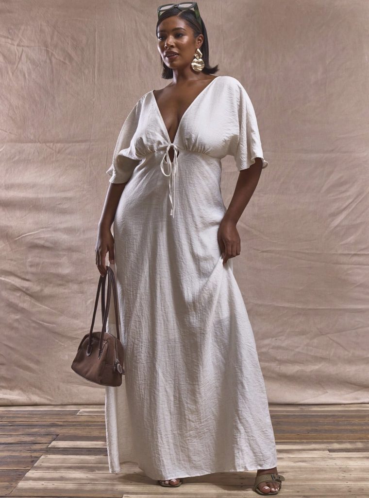 Femme avec robe ample blanche tendance 