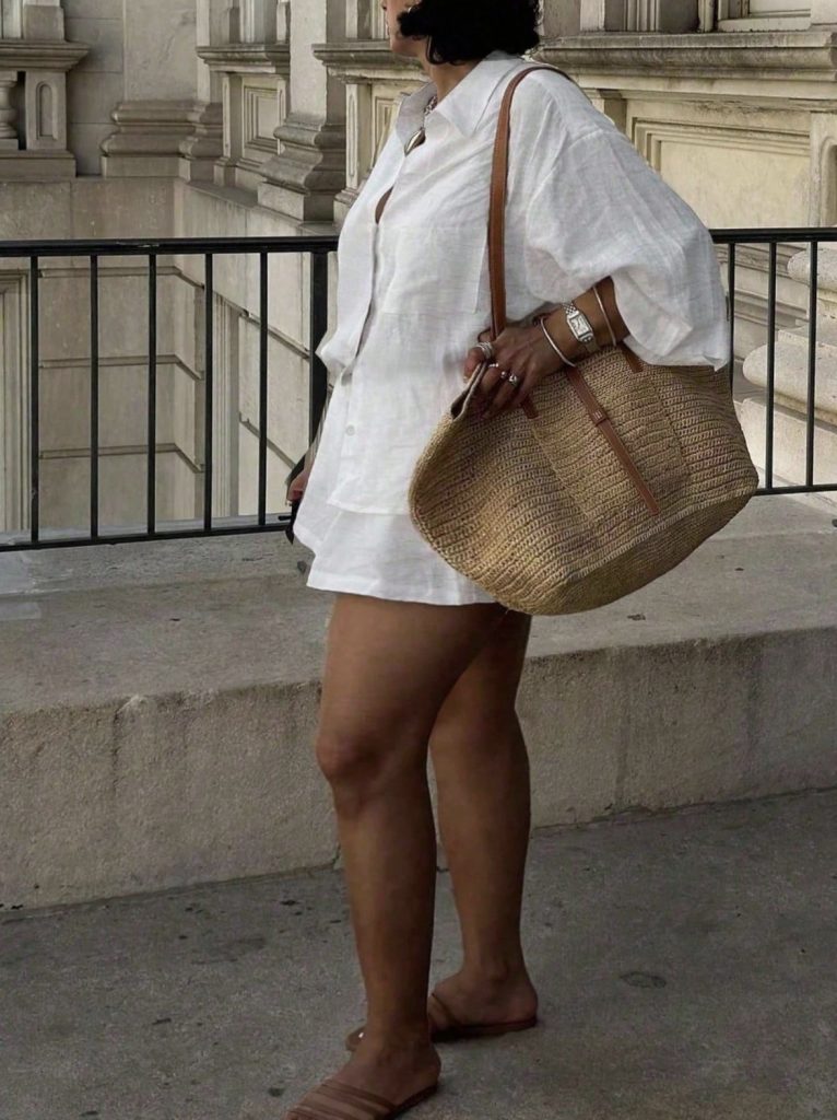 Femme avec ensemble en lin blanc tendance
