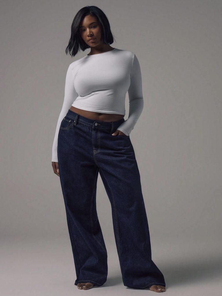 Femme avec top près du corps blanc , manches longues