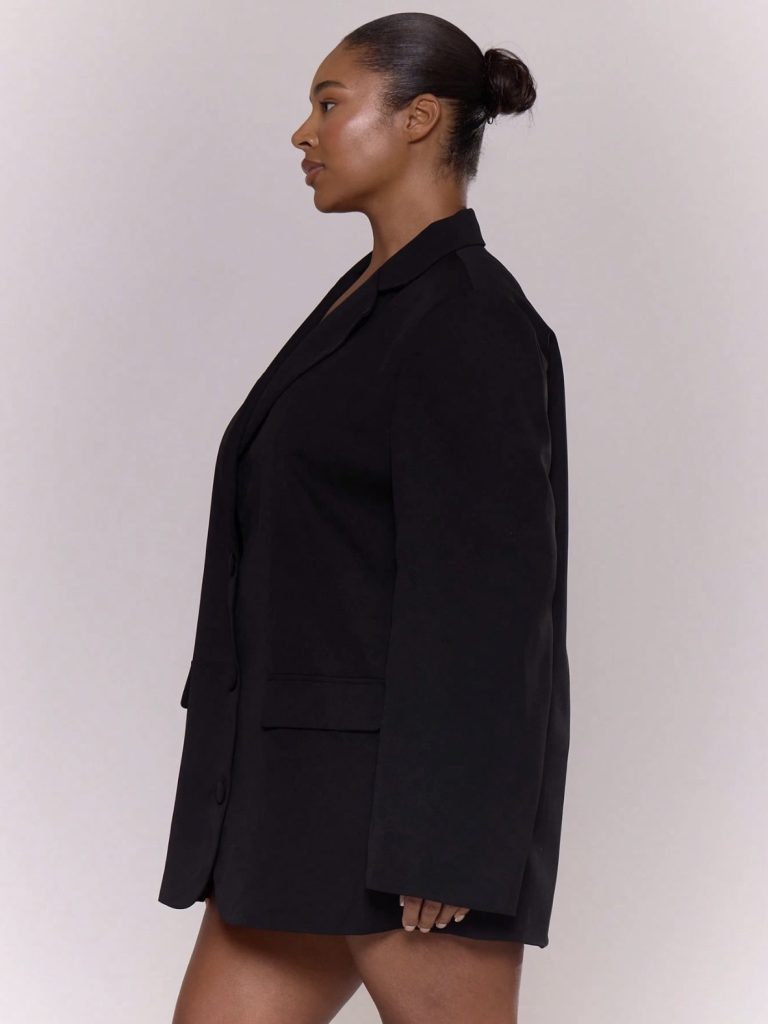 Femme avec blazer noir oversize