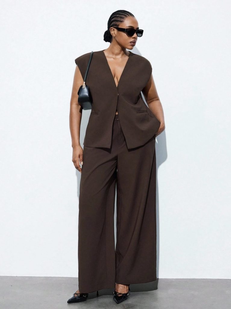 Femme avec ensemble costume marron ceintré