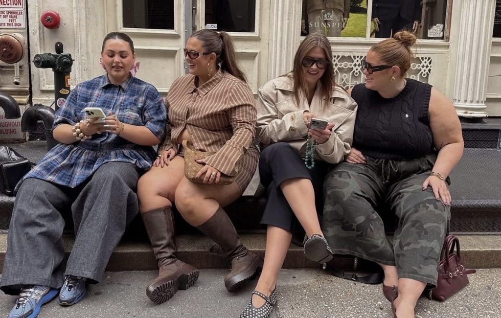Quatre femmes curvy qui posent avec des tenues tendances