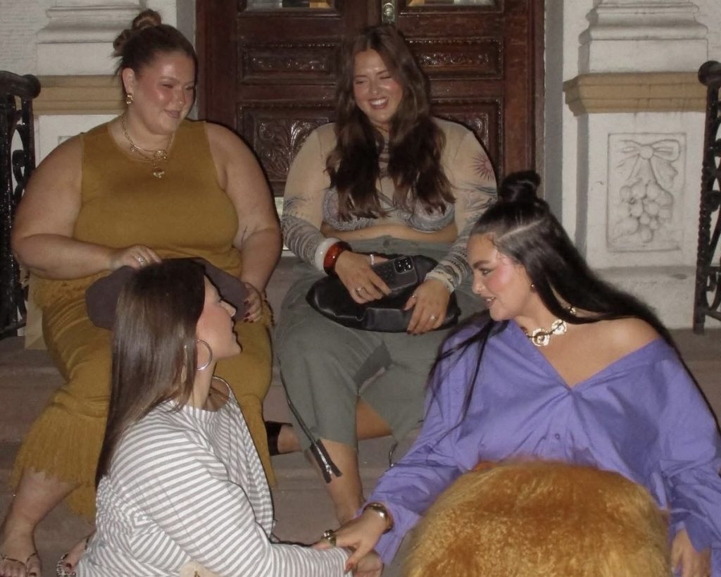 Quatre femmes curvy qui posent sur escaliers avec tenues tendances 