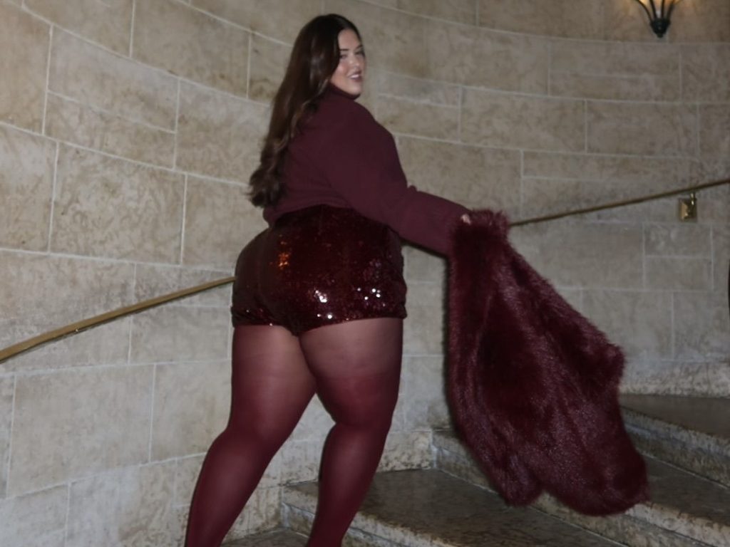 Femme en tenue rouge dans escalier